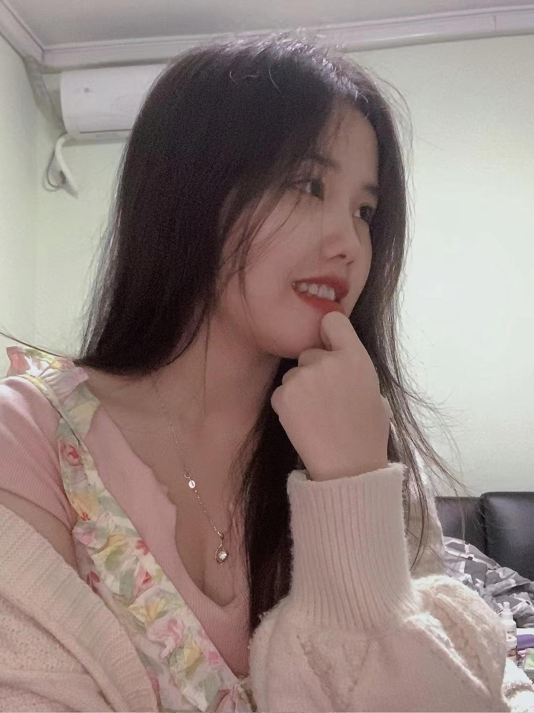 分享一个极品嫩妹,屁股翘手感好,性价比高 第3张