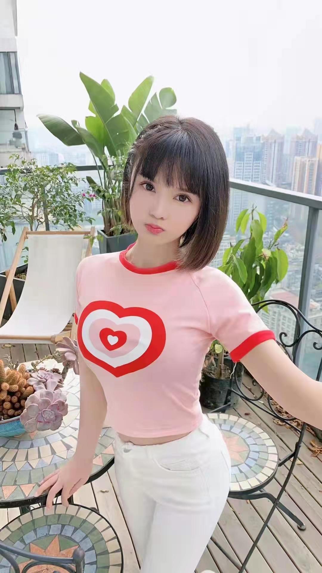苗族兼职卖酒傲娇小美女 第1张