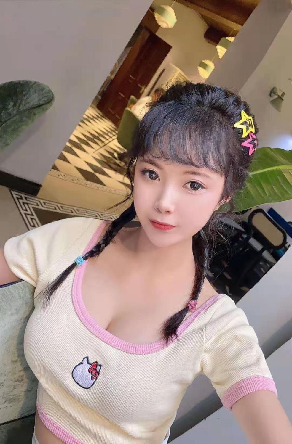00后中南路小姐姐 第1张