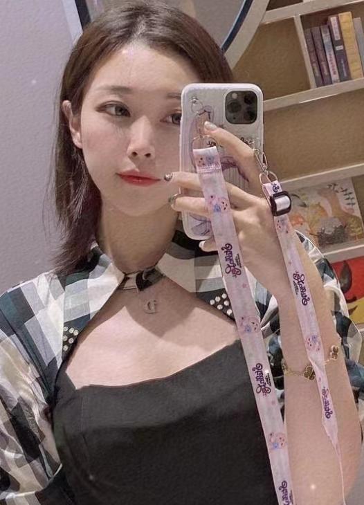 重庆年轻的极品漂亮美女 第1张