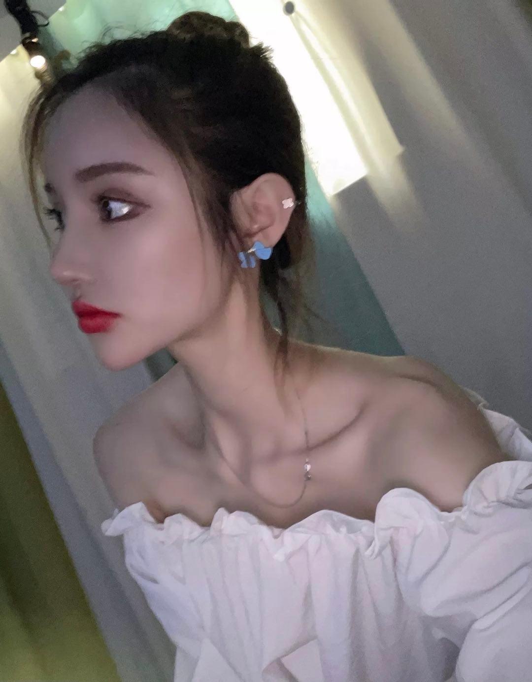 一个很漂亮的大美女，吹拉弹唱样样精通 第1张