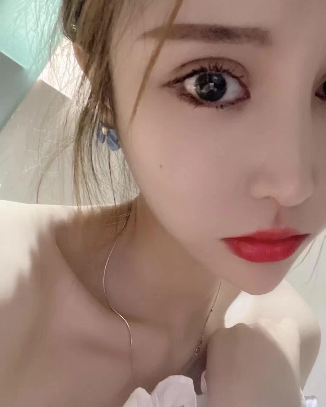 一个很漂亮的大美女，吹拉弹唱样样精通 第3张