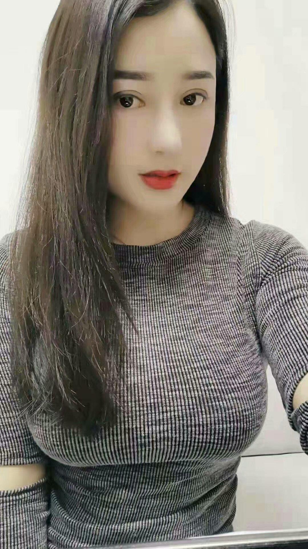 贵阳坚挺漂亮大胸美女 第1张