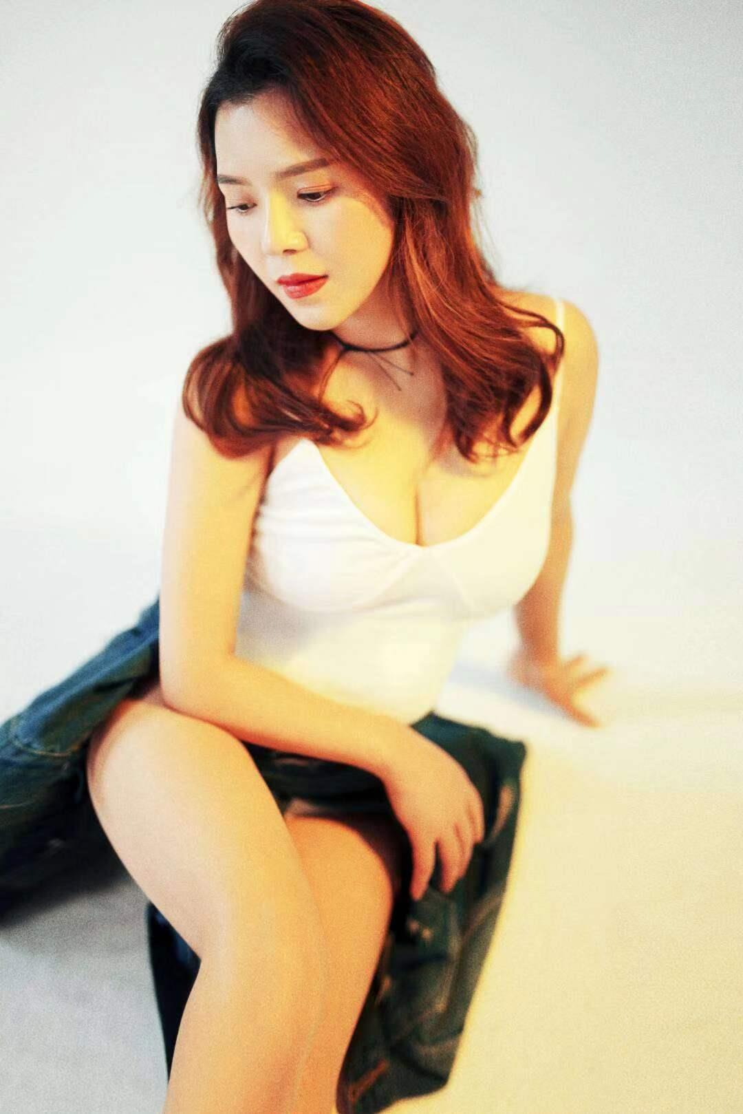 贵阳会展城偶遇的性感妹子 第3张
