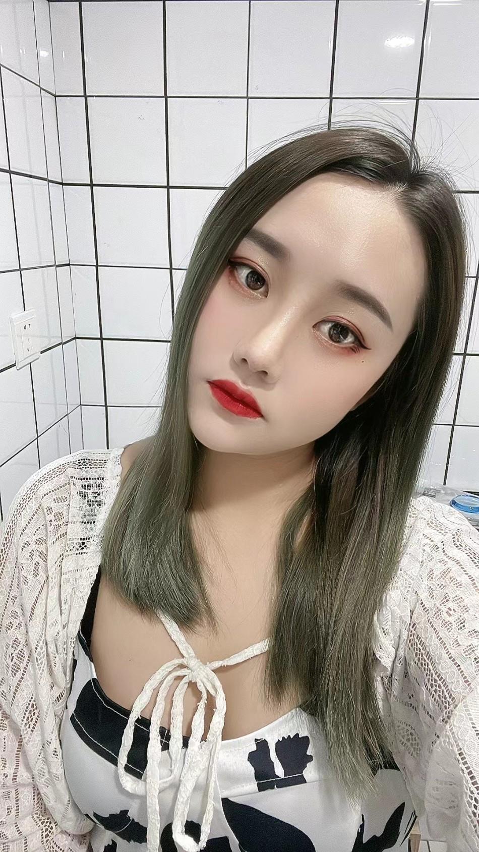 羞答答的小坦克，纹身花臂女 第1张