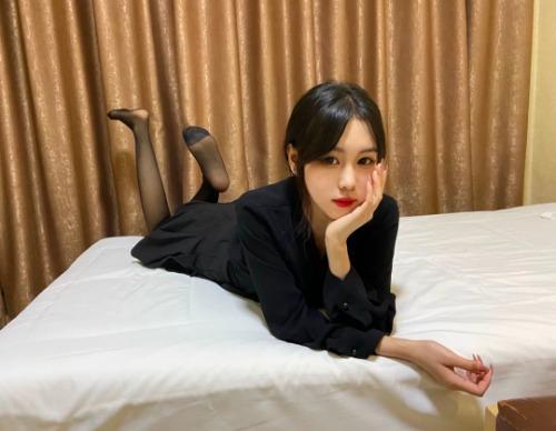 酒精过后体验水多的骚婊，搞的床单湿透 第1张