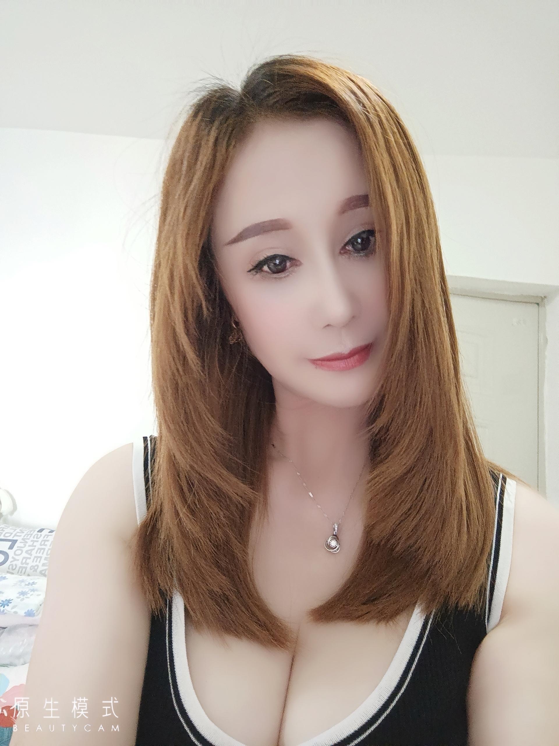 奶子又大又白的少妇 第1张