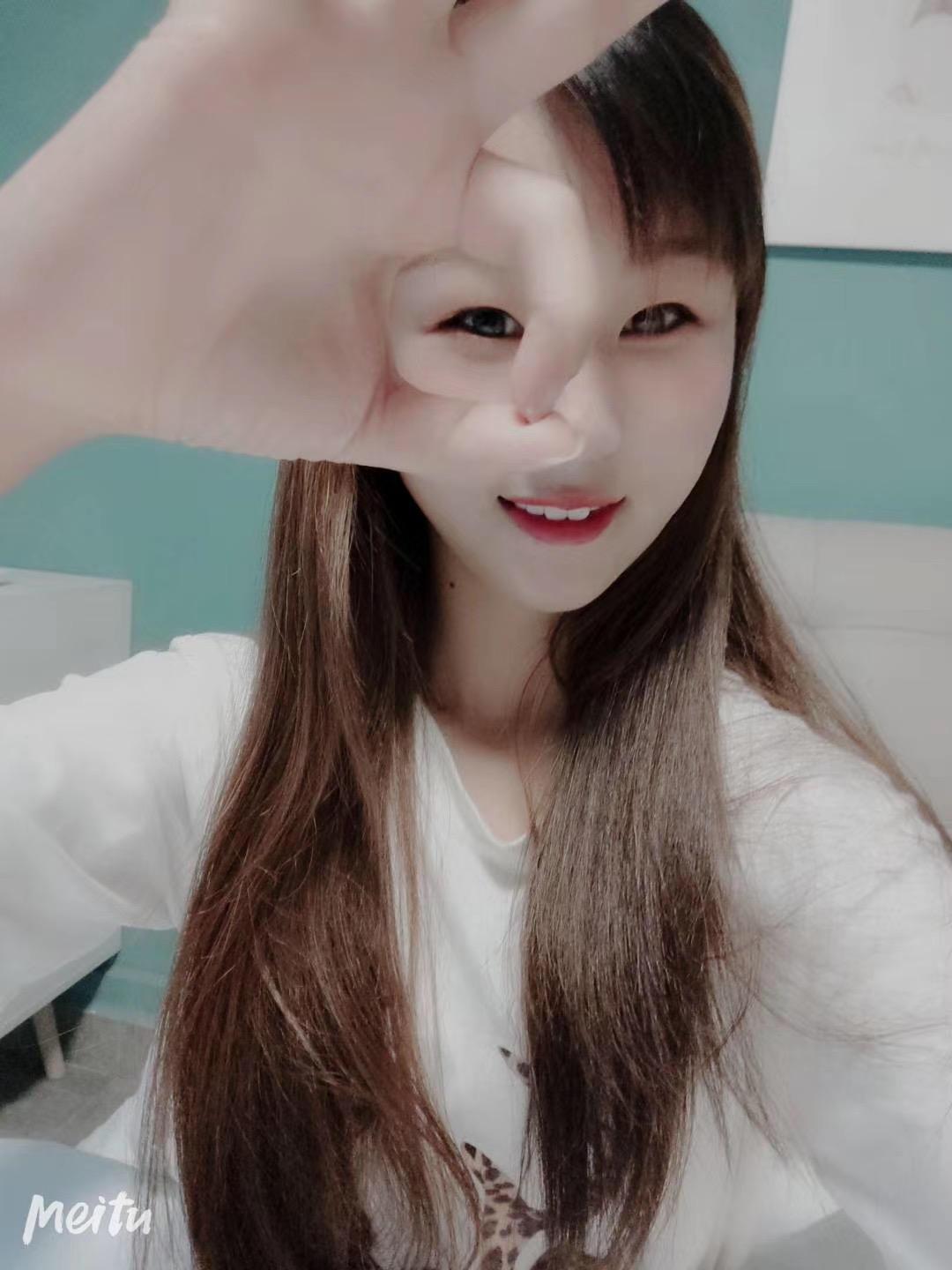 昌吉学院的闺蜜，完美大长腿 第1张