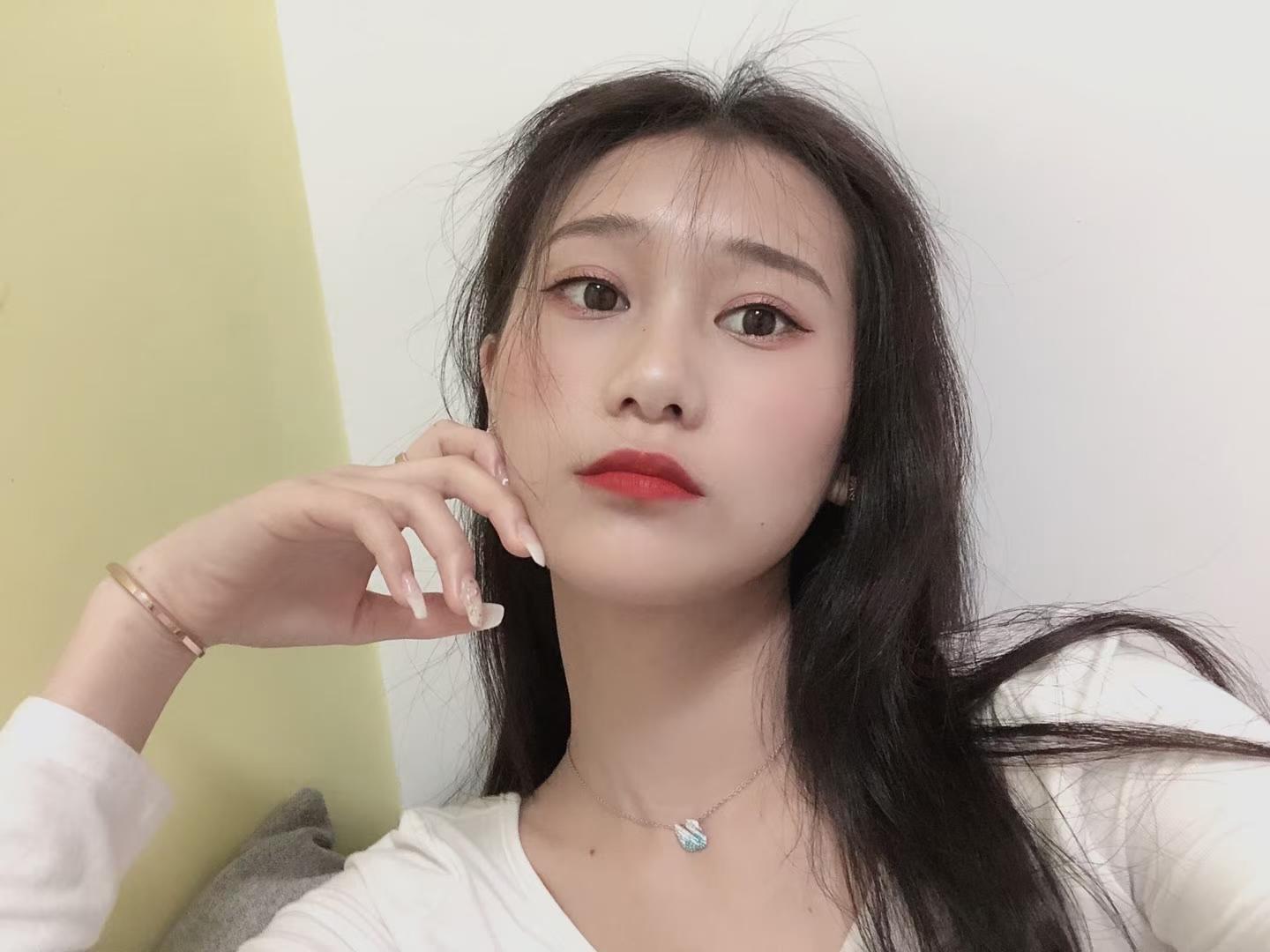 天旺广场对面的简单小妹子 第1张