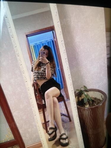 长风街美女，一双大长腿让人流连忘返 第1张