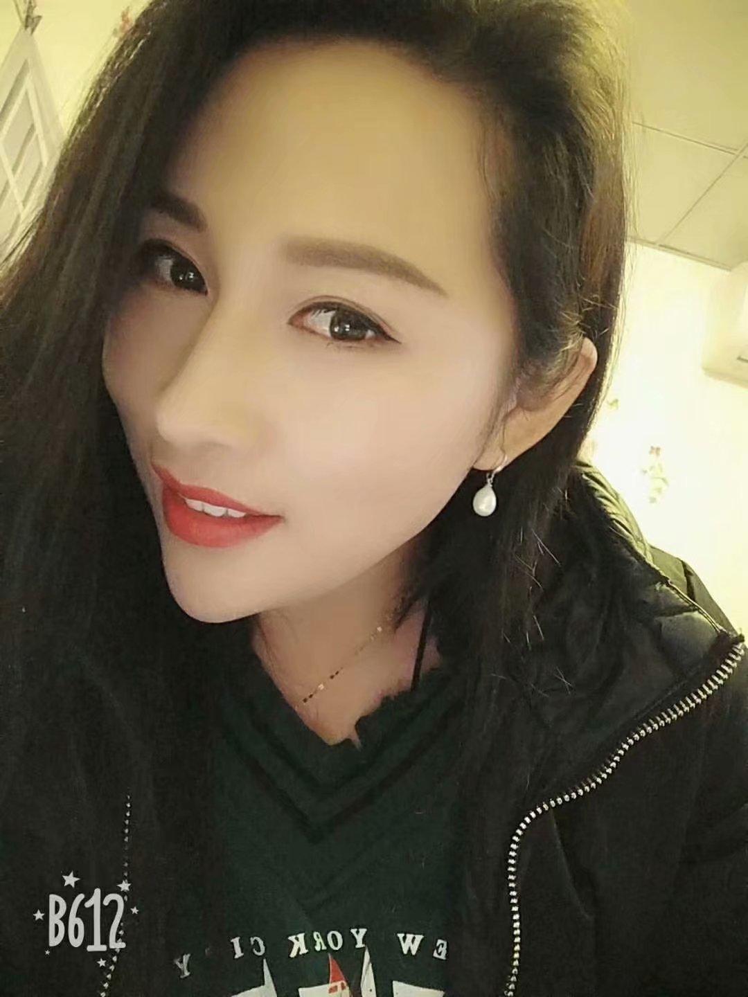 顺义自聊自做美女一只,胸丰满而坚挺 第1张