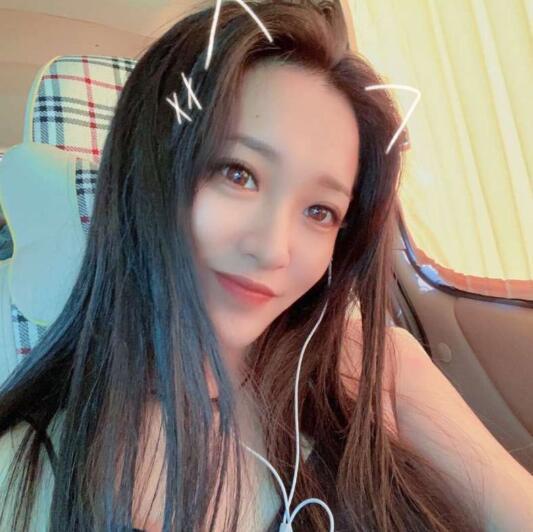 望京南地铁站兼职大胸美女 第1张