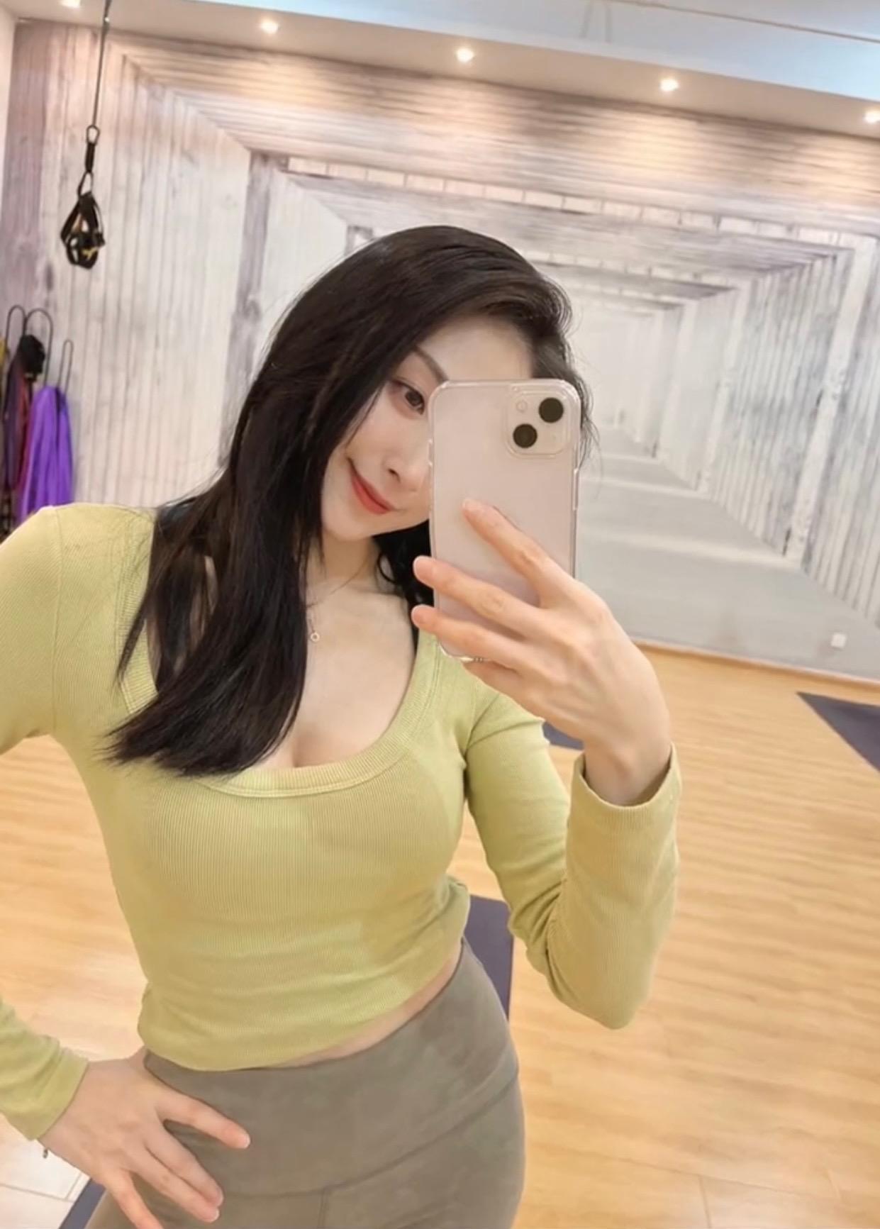 体验一位喜欢练瑜伽的小姐姐身材好 第3张