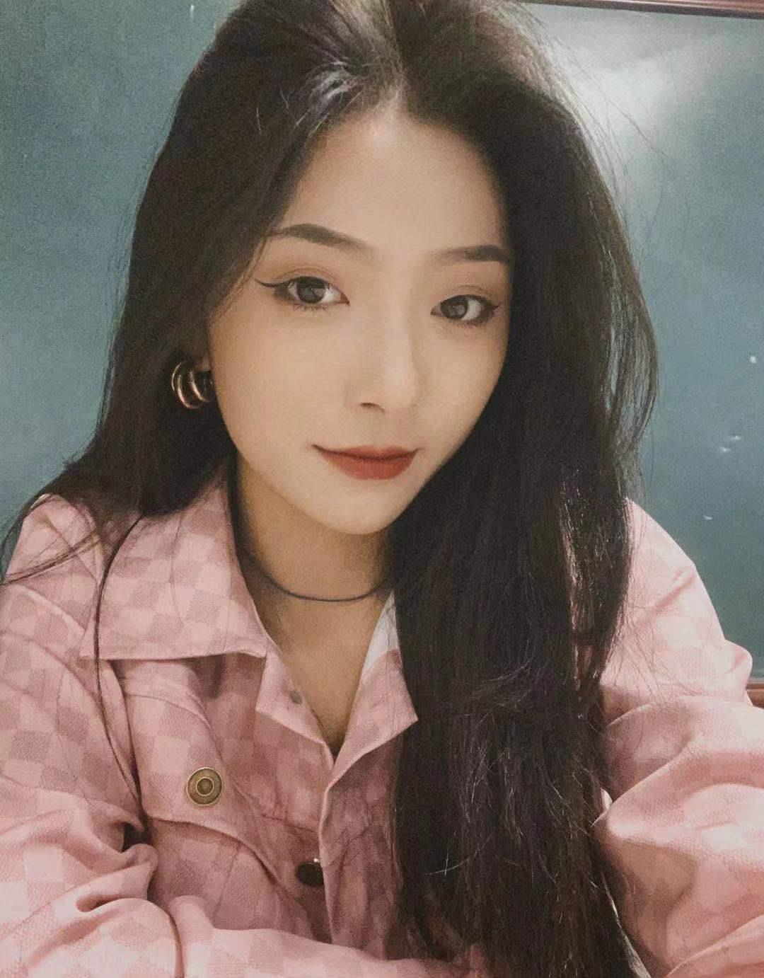 分享一个高颜值大长腿妹子，丝袜很是诱惑 第1张