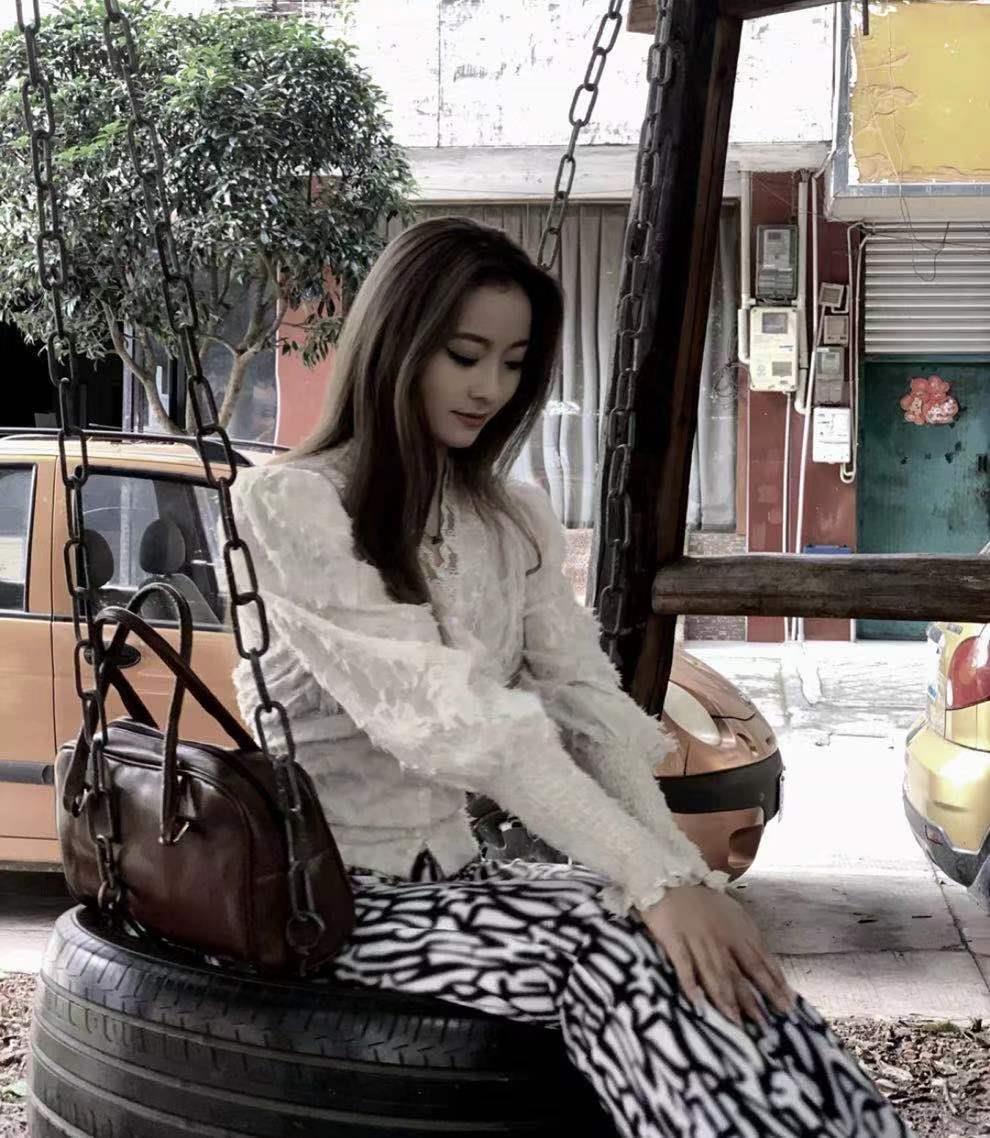 分享一个高颜值大长腿妹子，丝袜很是诱惑 第2张