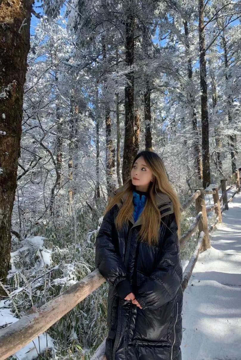分享一个高颜值大长腿妹子，丝袜很是诱惑 第4张