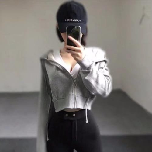 龙华馨馨，明明有颜值，还要靠服务 第1张