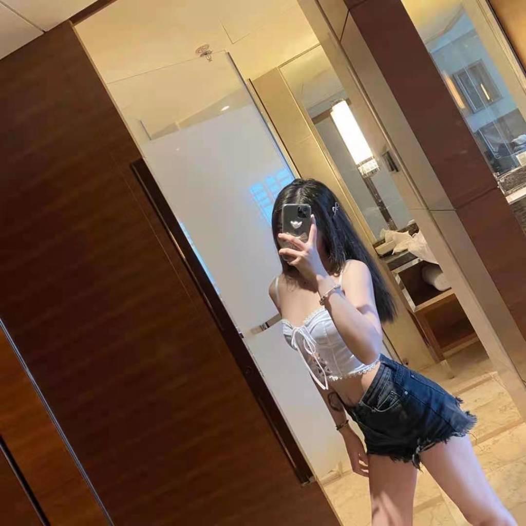 南门可心，超短裙和大白腿的诱惑 第2张