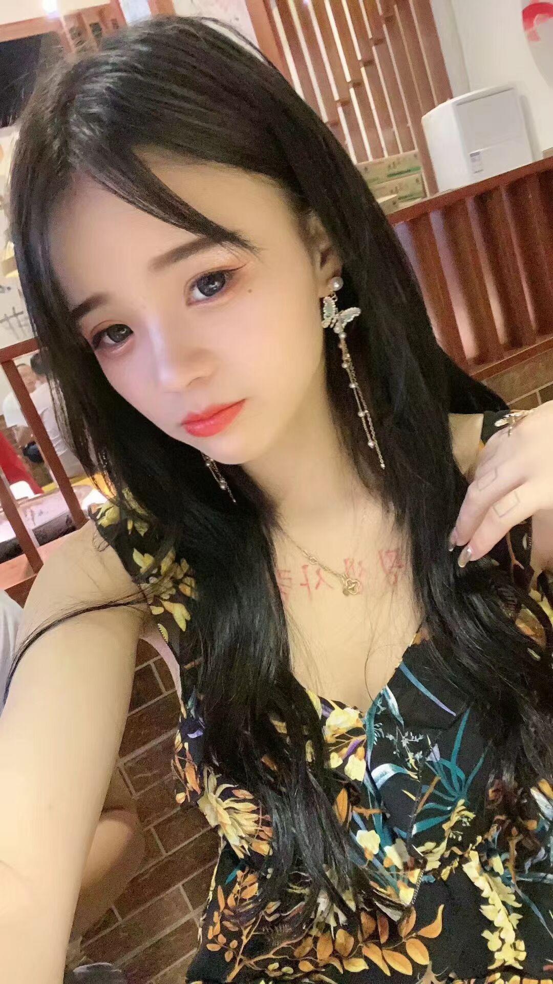 推荐一个01年jk可舌吻的妹子 第2张