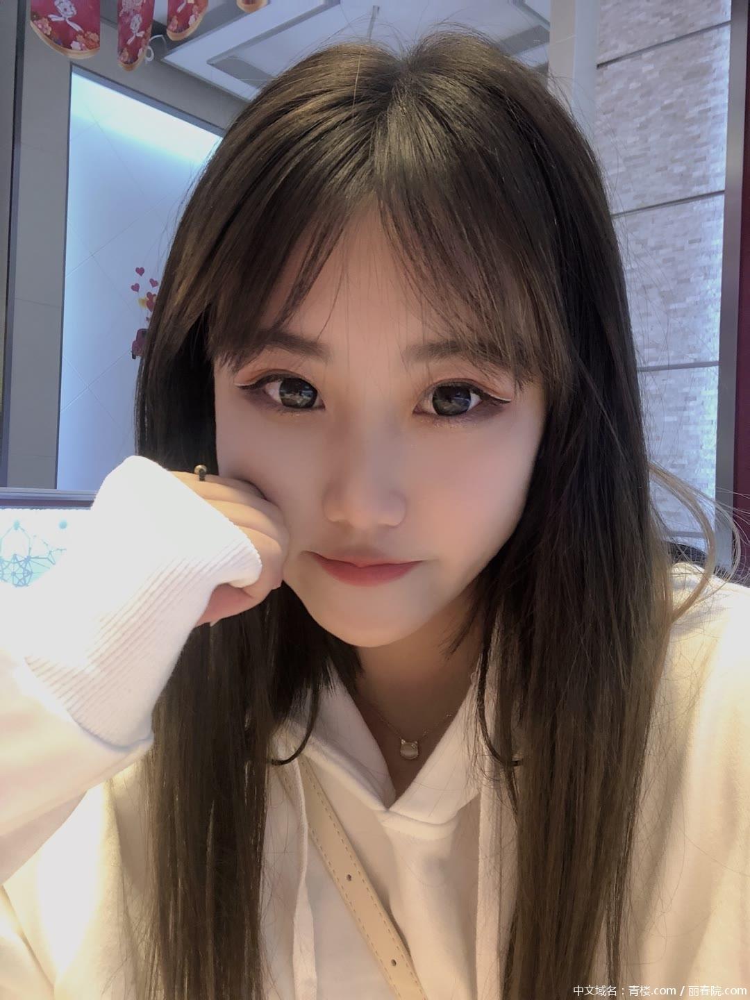 红牌楼的妹子 第1张