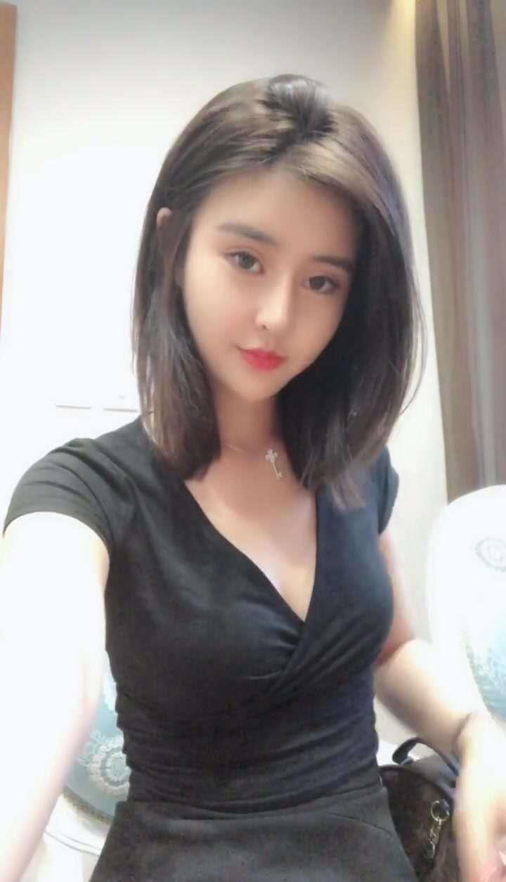 南京刚下水还不错的一个小美女 第1张