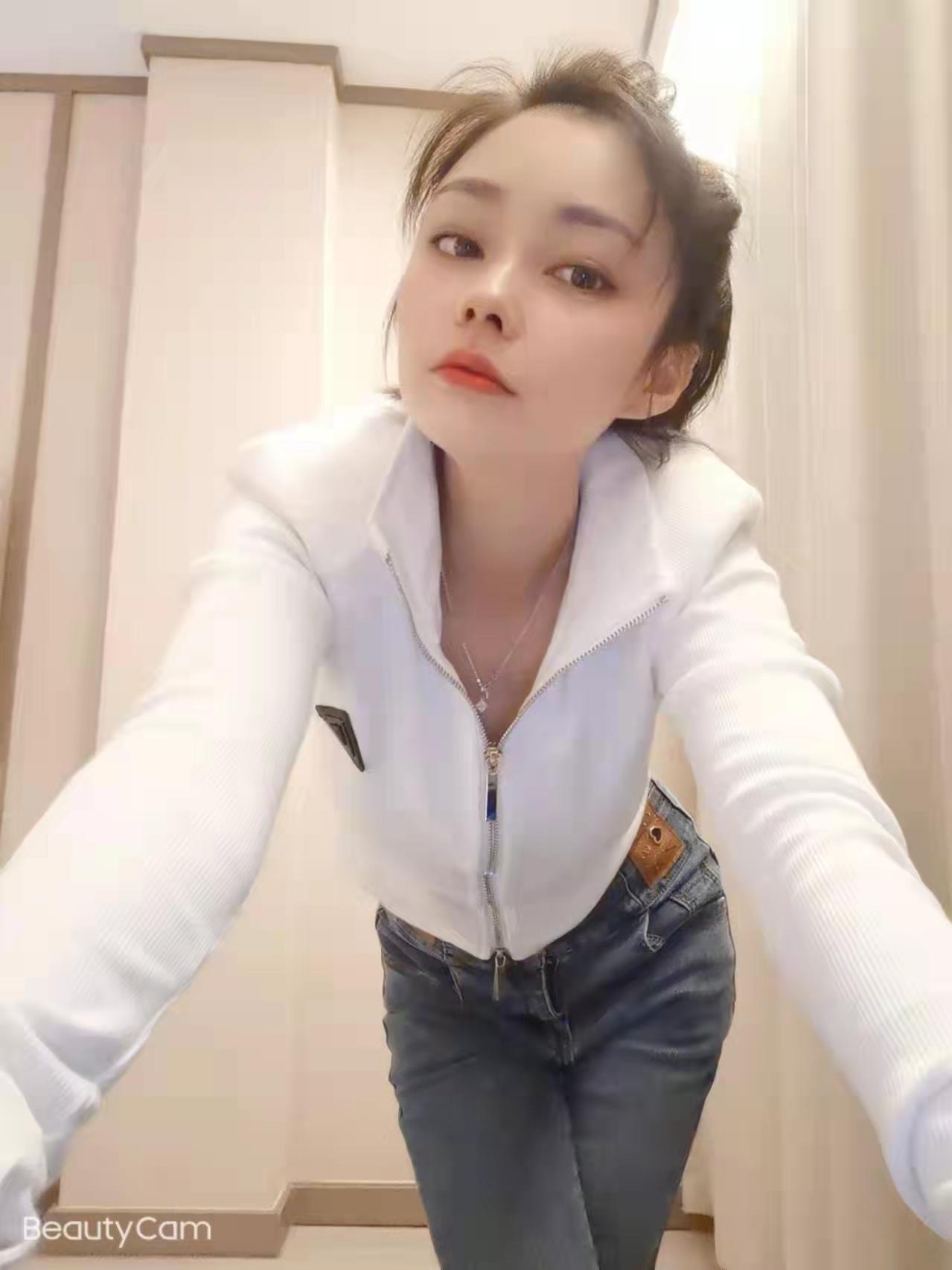吸精妹子介绍的小姐妹非常会夹 第3张