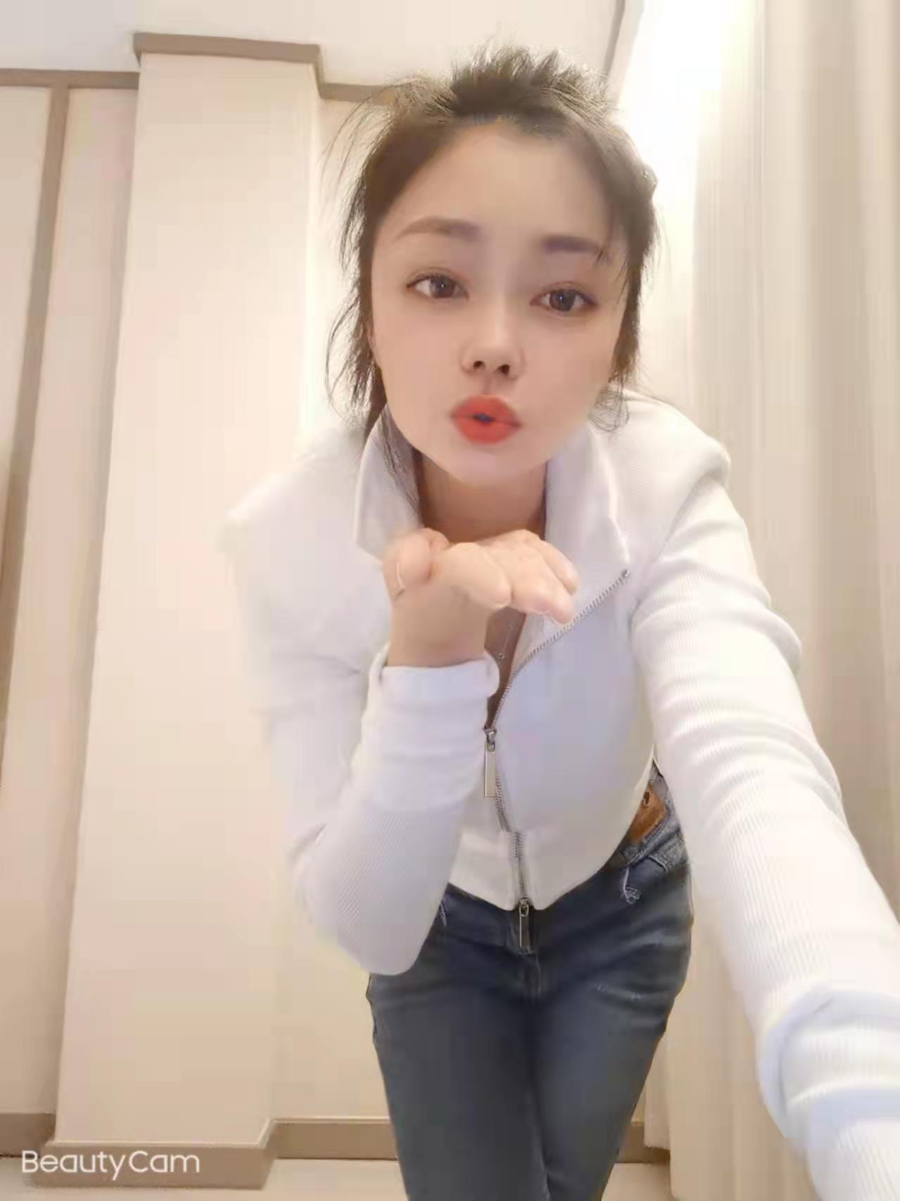 吸精妹子介绍的小姐妹非常会夹 第5张