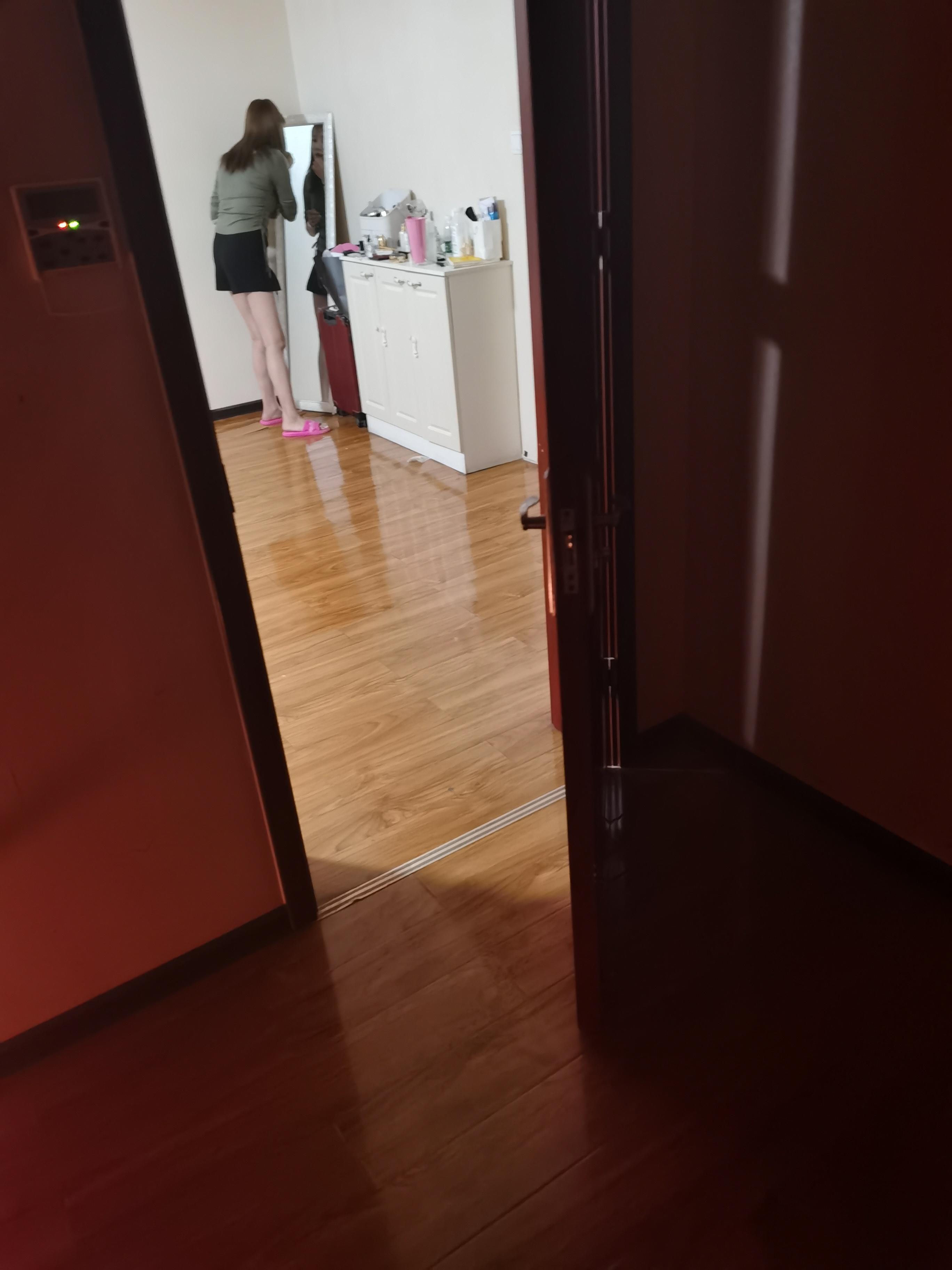 前些天验证论坛里发的一个长腿妹 第3张