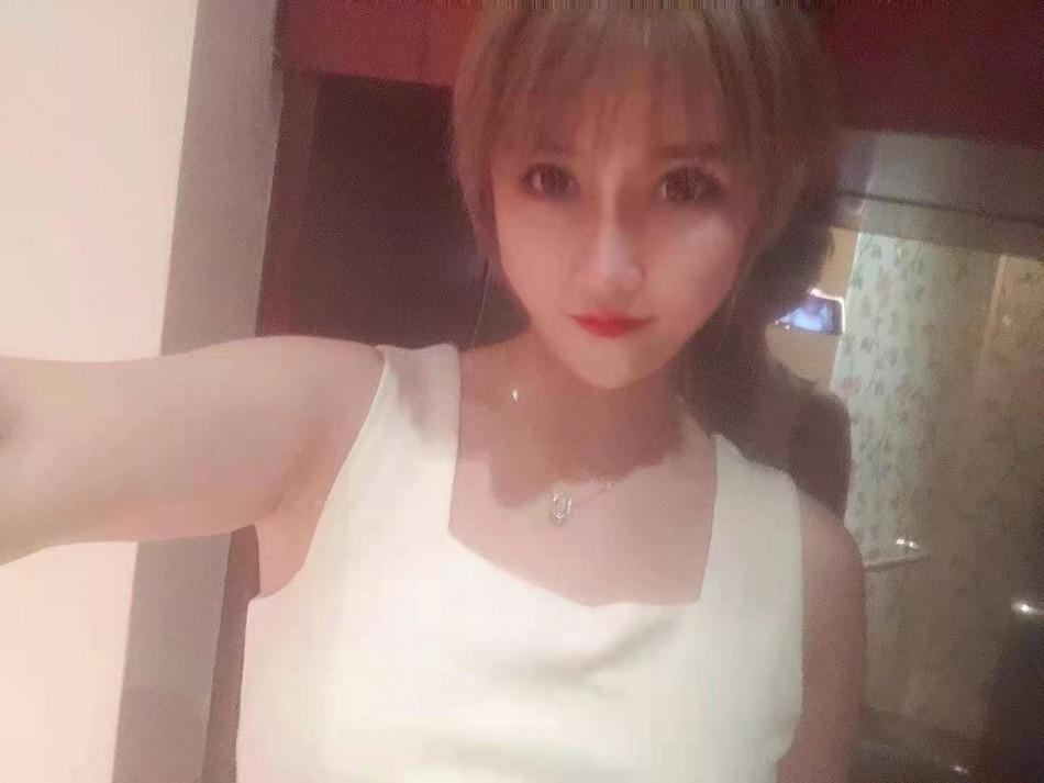 体验一对儿不错的妹子双飞 第1张