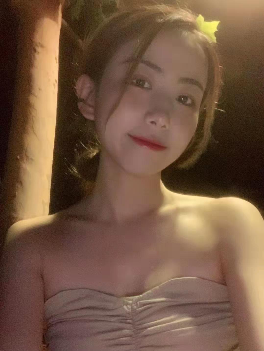 二十出头年轻漂亮小姐姐 第2张