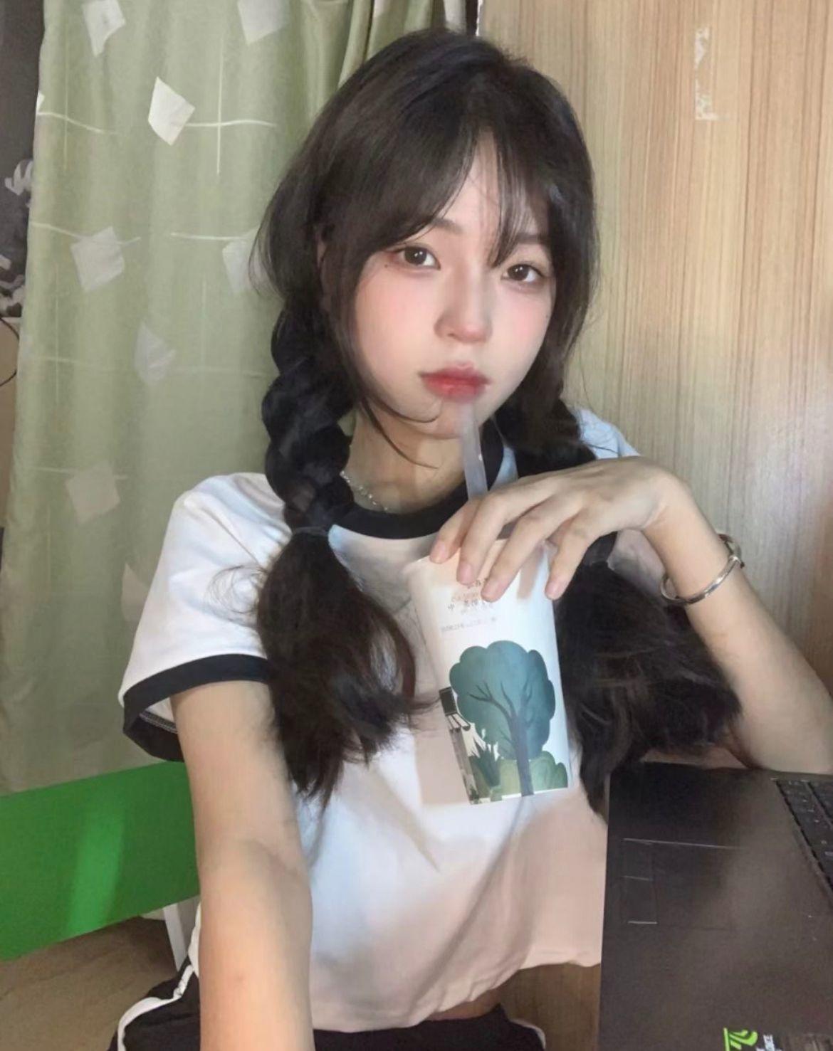 大学才毕业不久的兼职小嫩妹 第1张