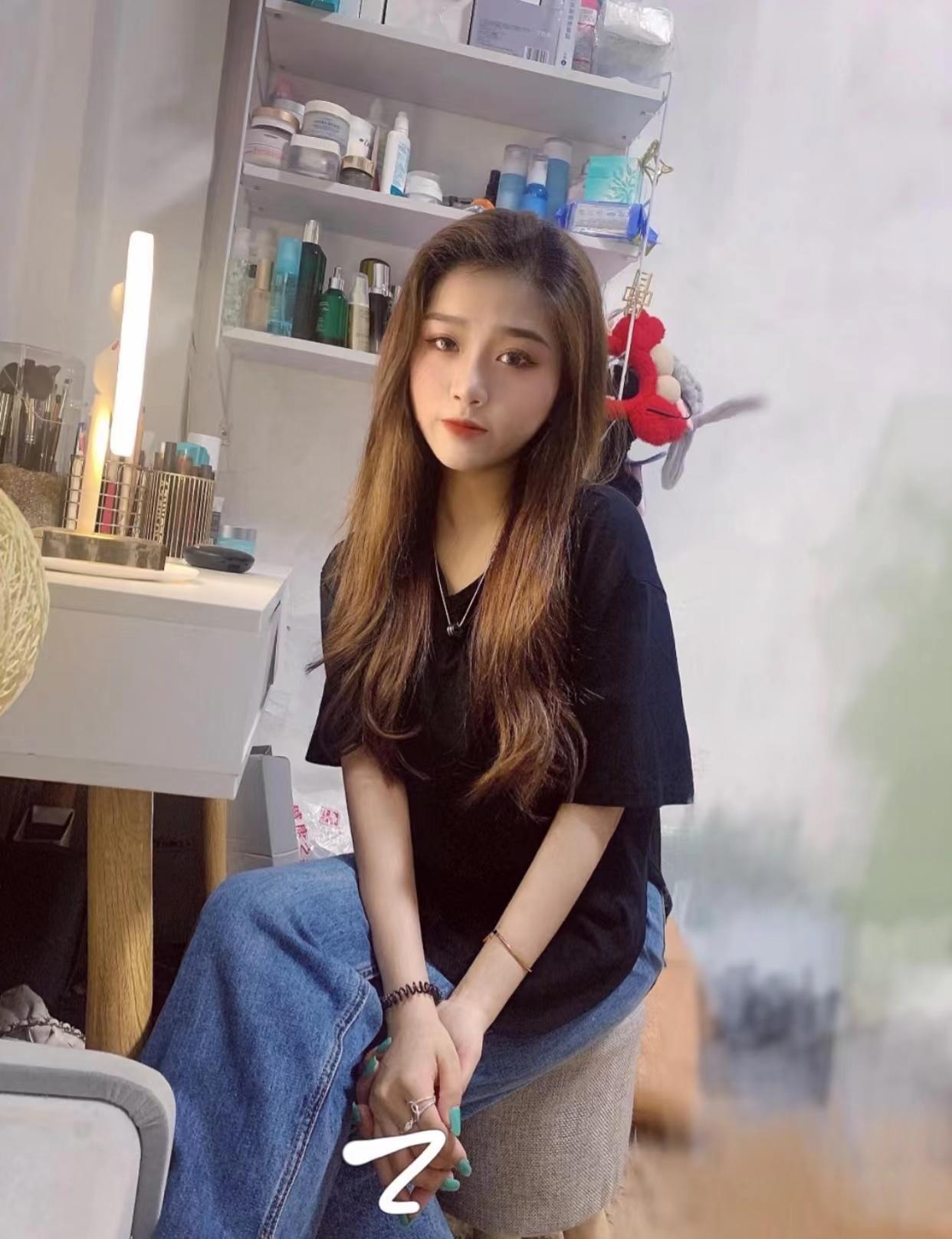 合肥国光万豪广场温的娇小妹子 第1张