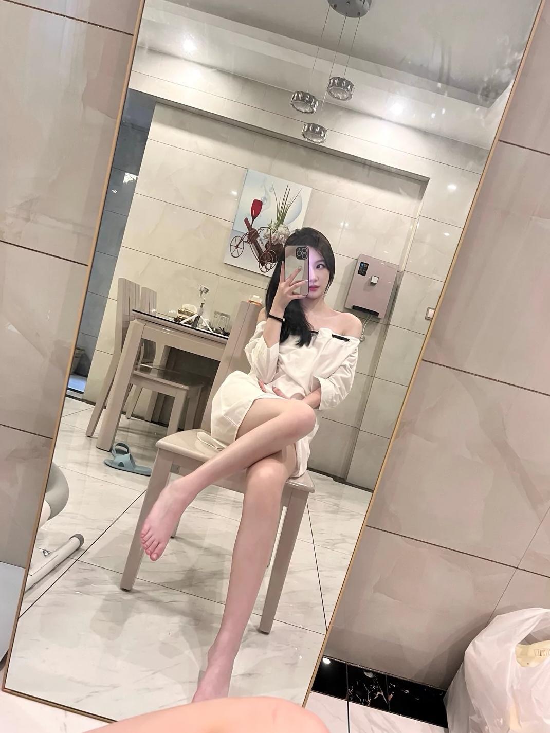 安农大这边的长腿妹子 第1张