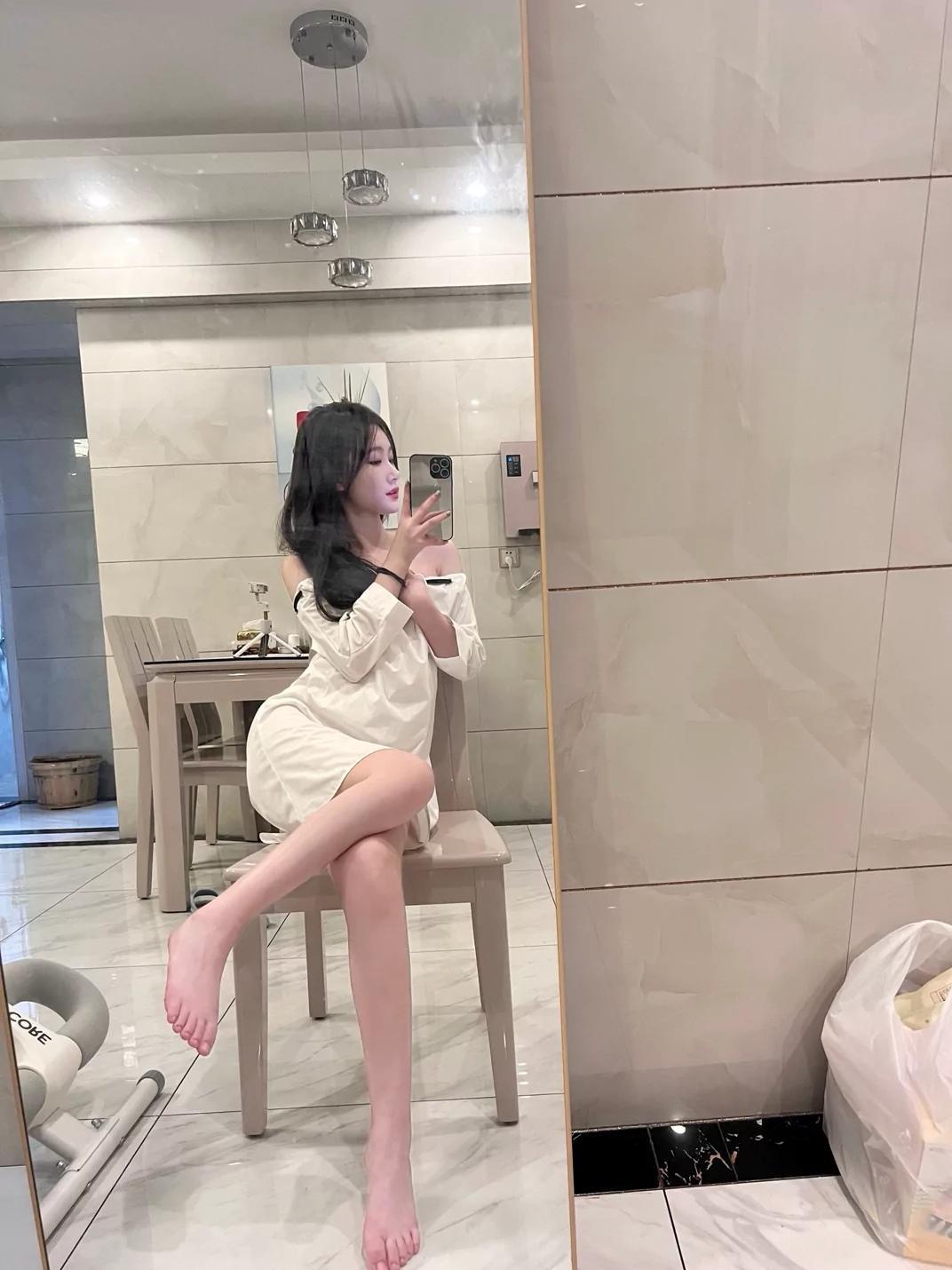 安农大这边的长腿妹子 第2张