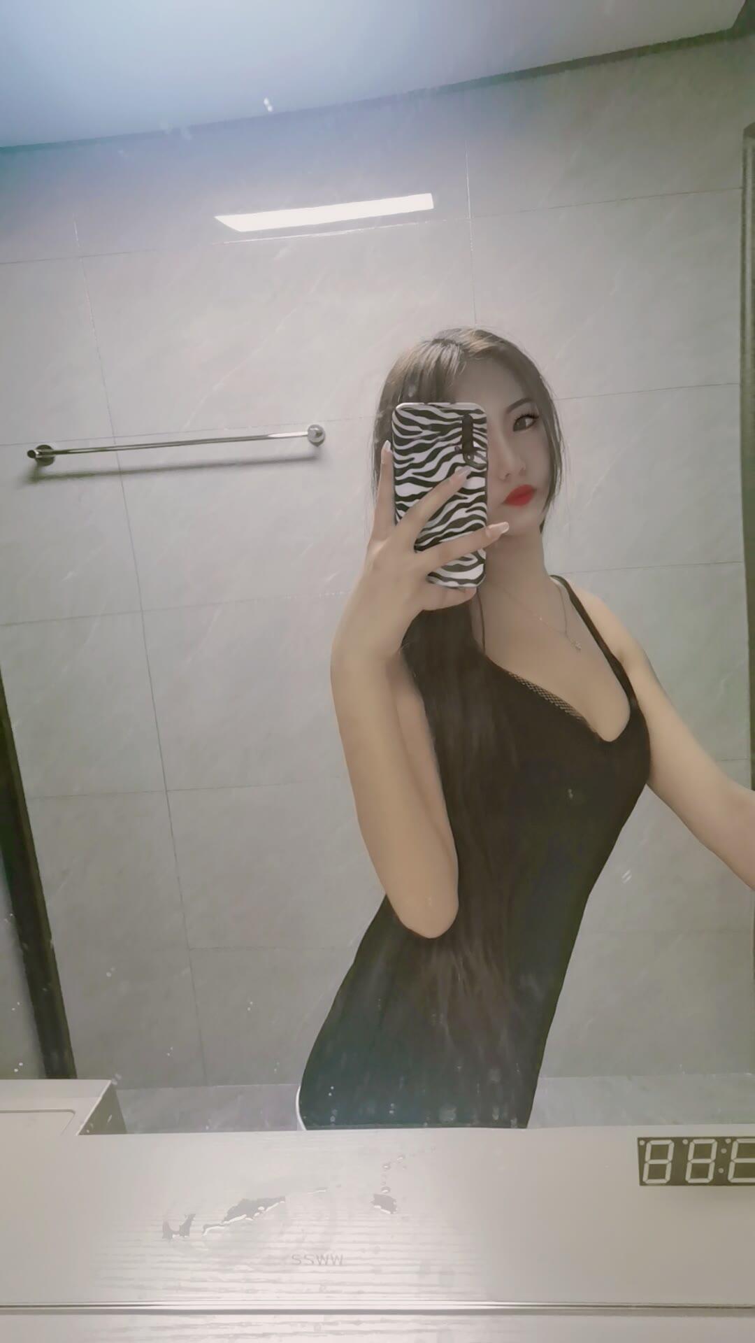 验证俏皮性感美女可乐，换上包臀裙真是绝绝子 第2张