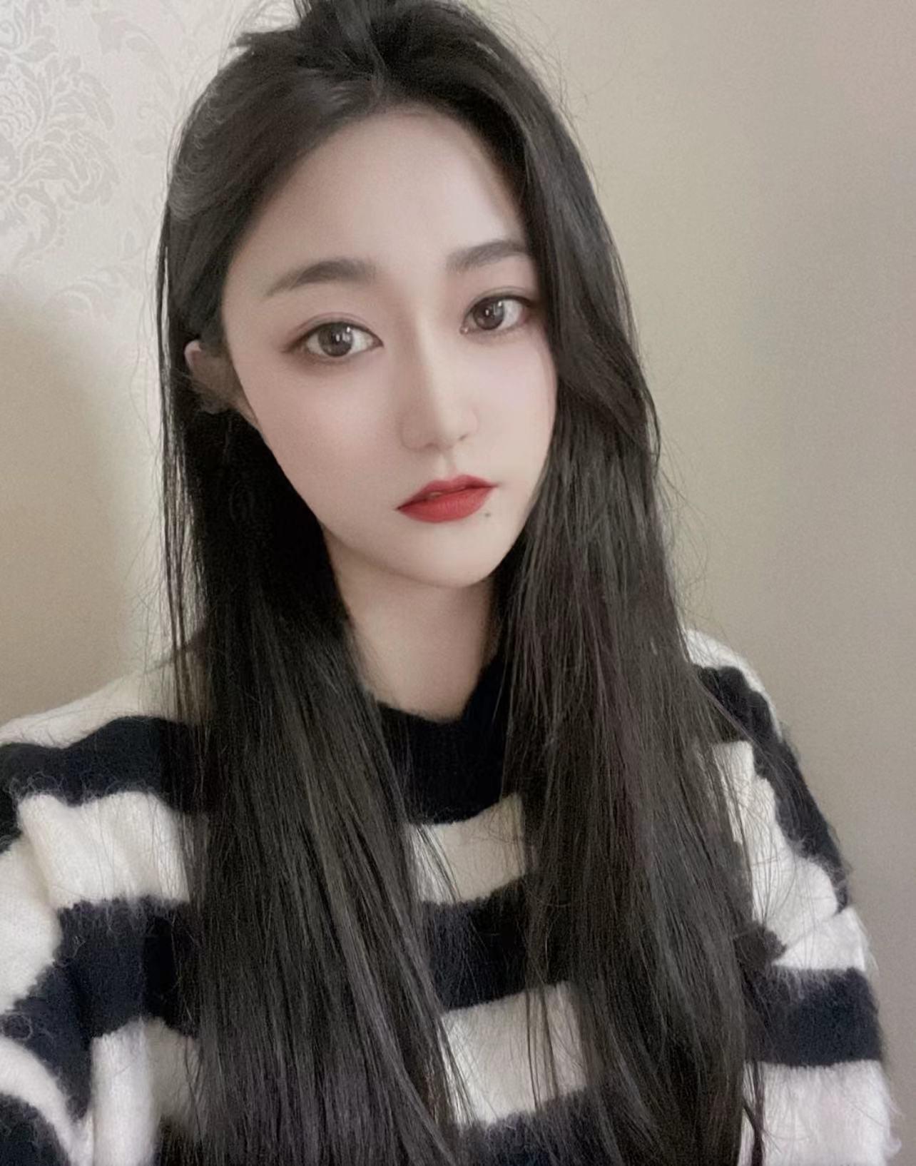 天河性感丰满妹妹,隐忍的性感让人兴奋 第1张