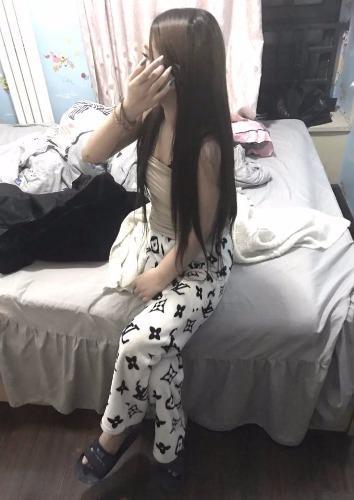 刚出道的妹子，多多照顾 第3张