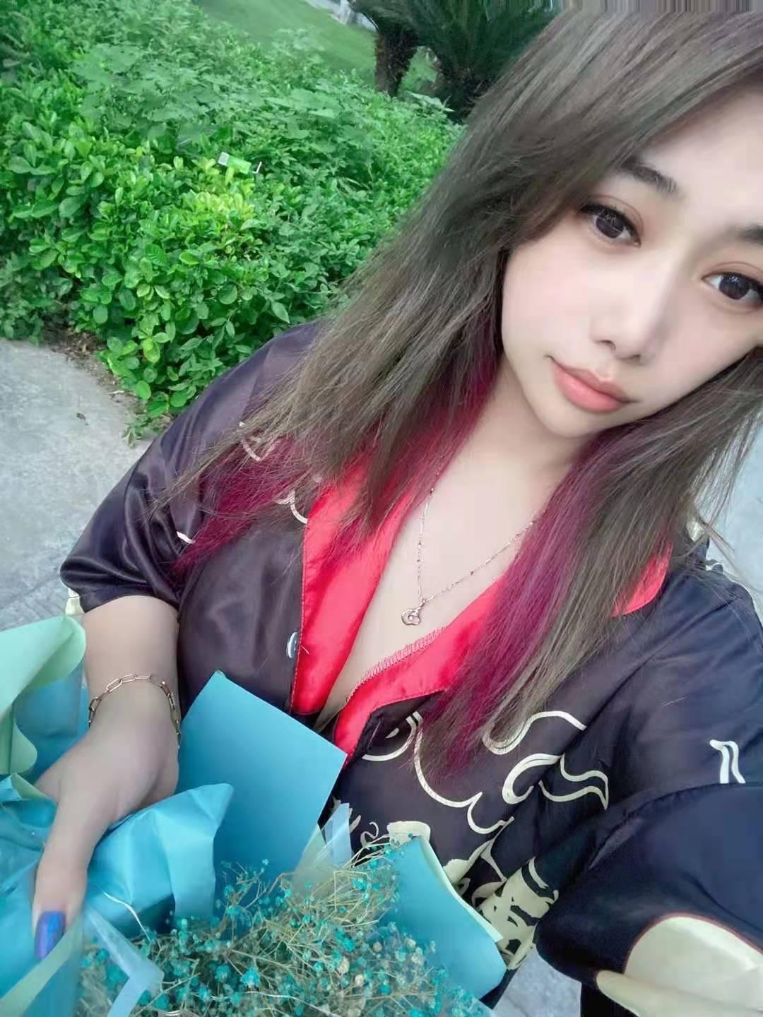 回访服装店大波美女 第2张