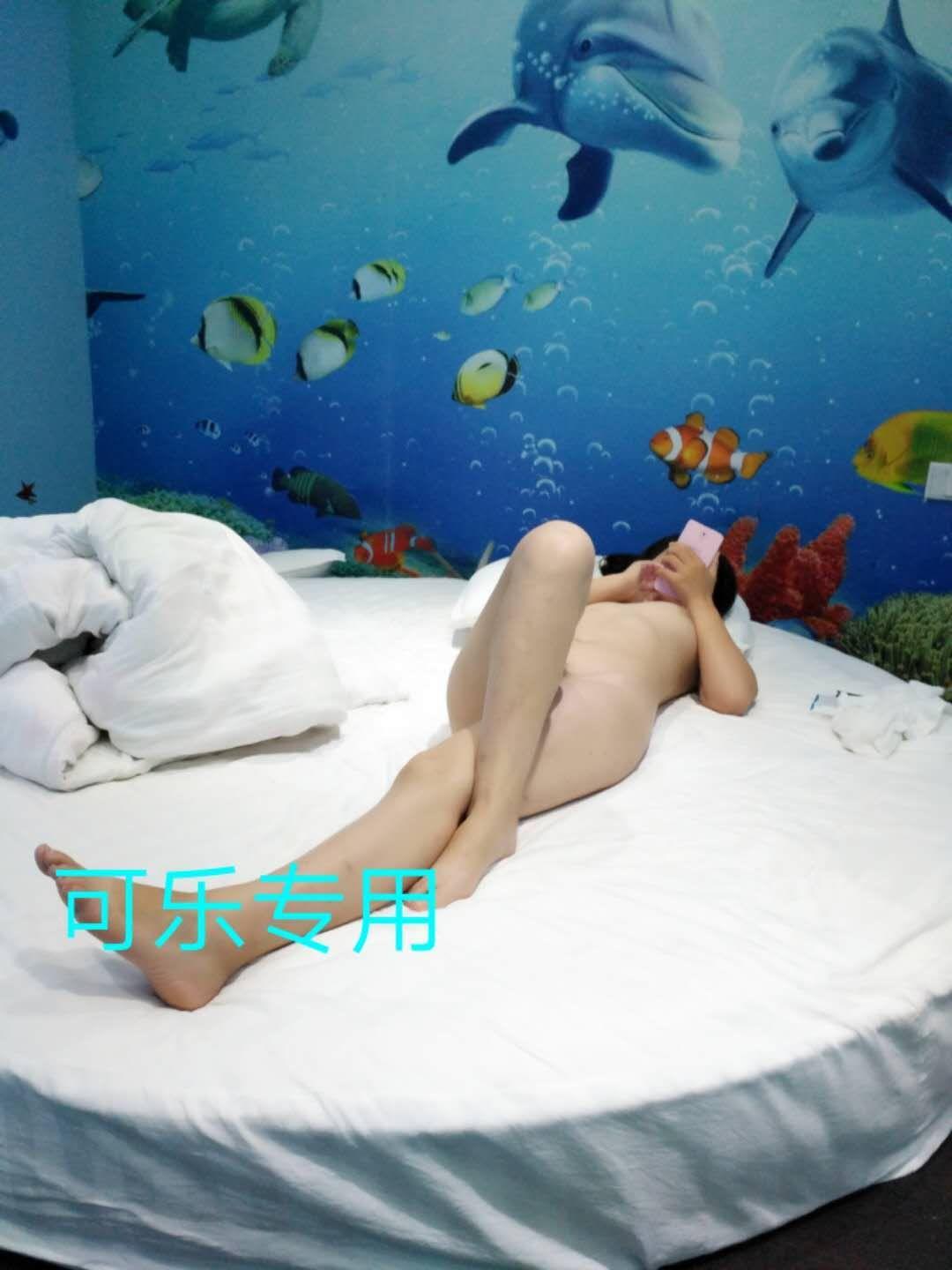 狼友推荐的兼职学生妹 第1张