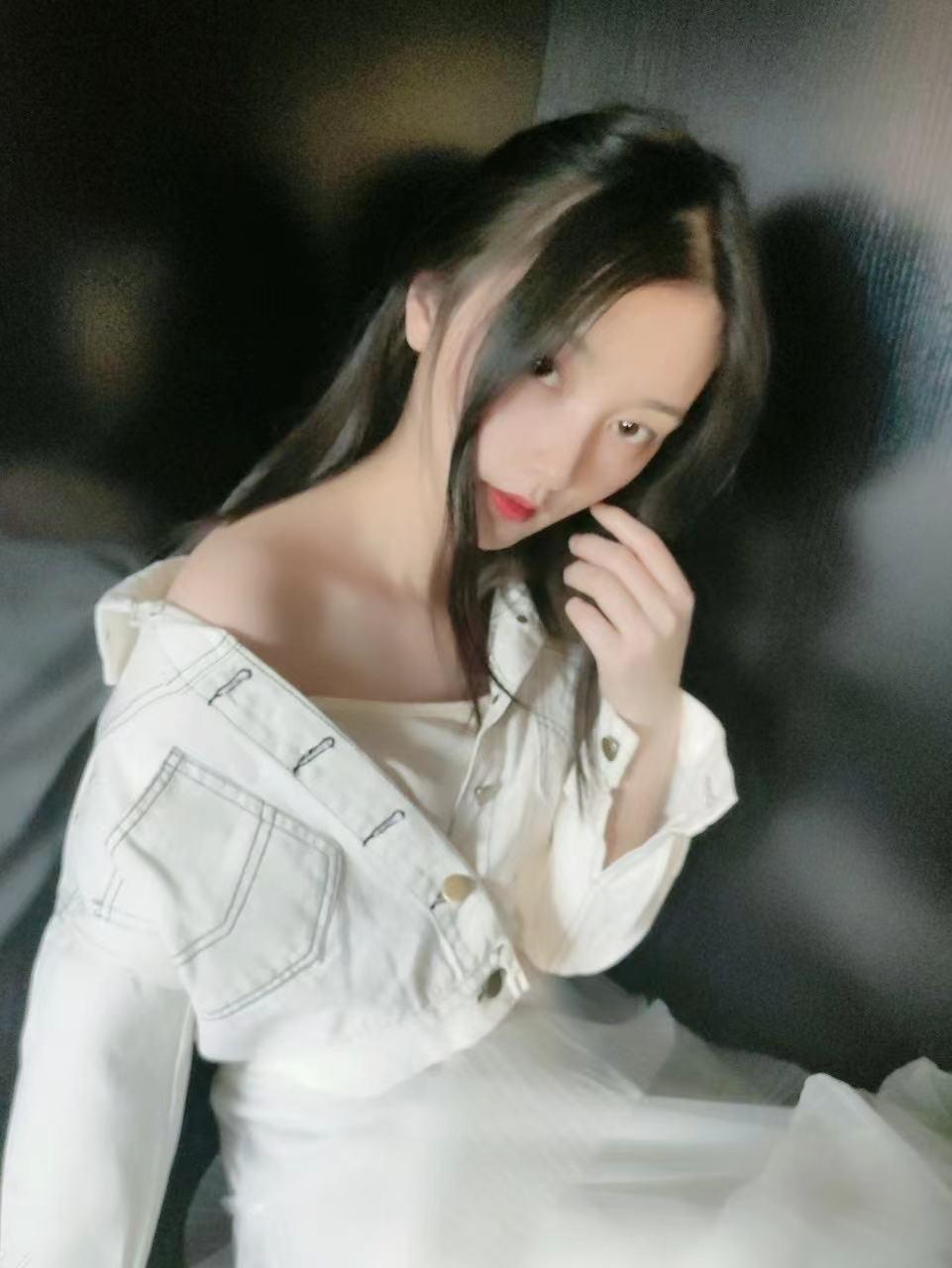 安华里娇小嫩妹柚子,老牛吃嫩草挺有感觉 第2张
