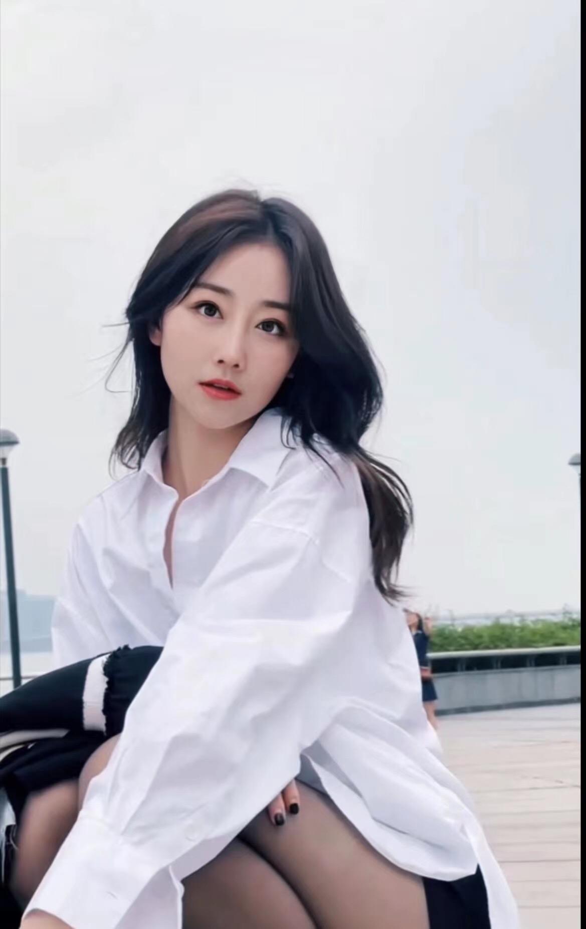 丑丑白嫩妹高颜值（热裤、OL） 第3张