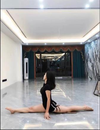 钢管舞老师，身材好到爆，可以让她扭一段助兴 第2张