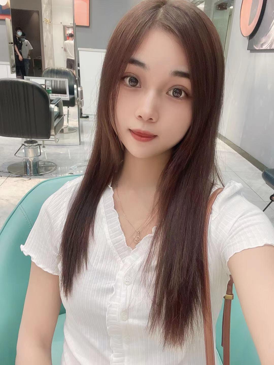 21岁一线天嫩妹子，毛很少，制服可选 第2张