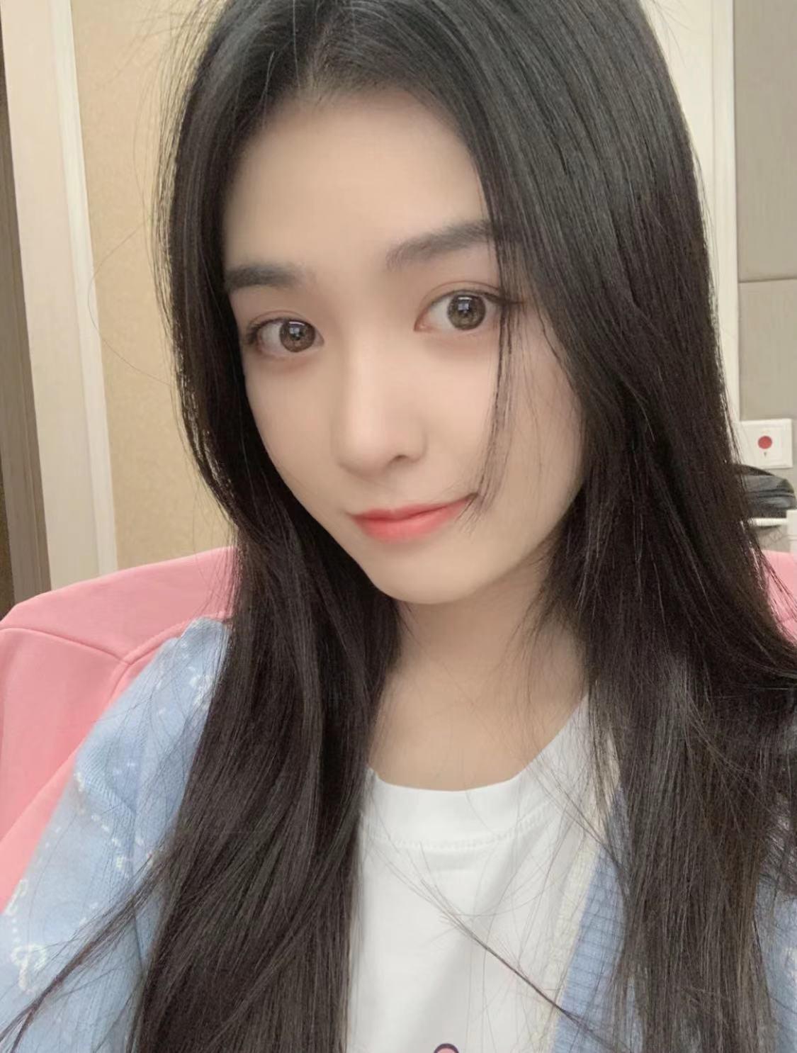 第一回分享，妹儿是个气质美女，还不错，喜欢的可以一试 第2张