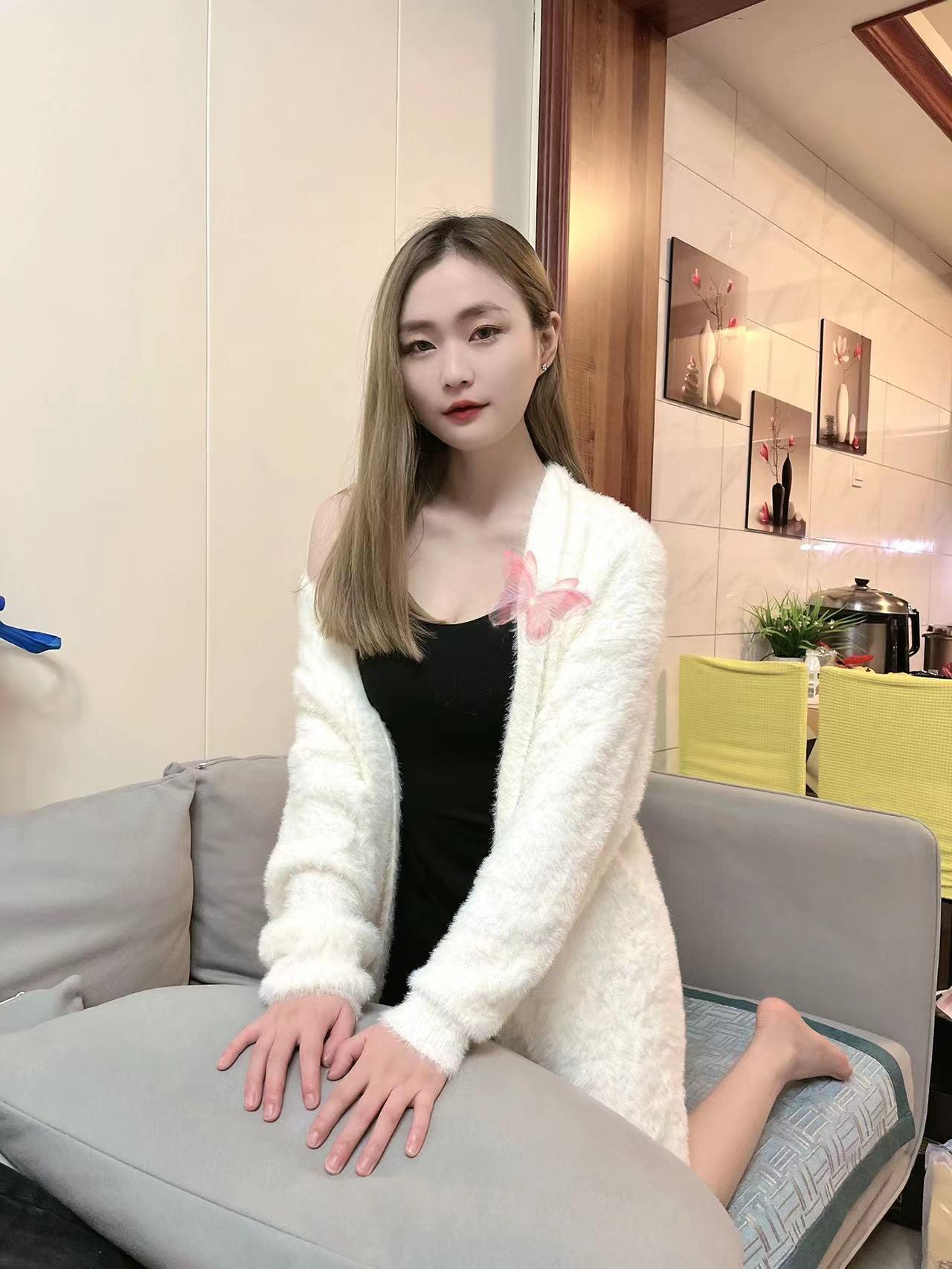 18岁邻家小月亮，在等待她的宇航员 第1张