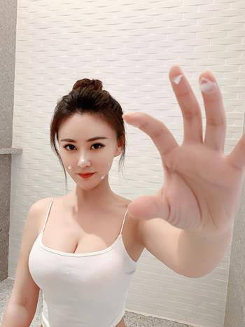 身材较小却D奶的可爱妹子，有种恋爱的感觉思思 第2张