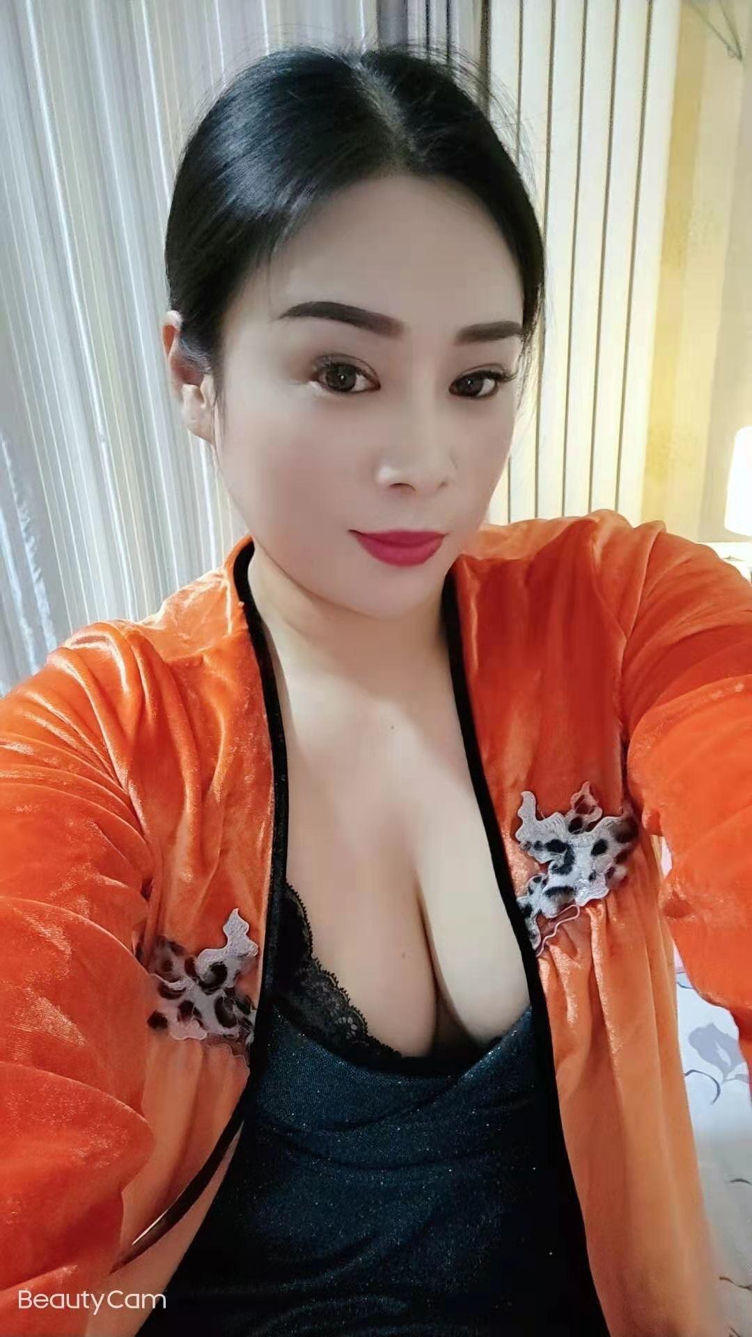 潘家园丰乳肥臀熟女御姐，吊带丝袜很不错 第5张