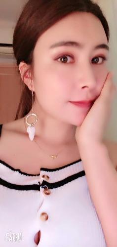 长发细腿漂亮妹子，皮肤百润，纯得没话说 第1张