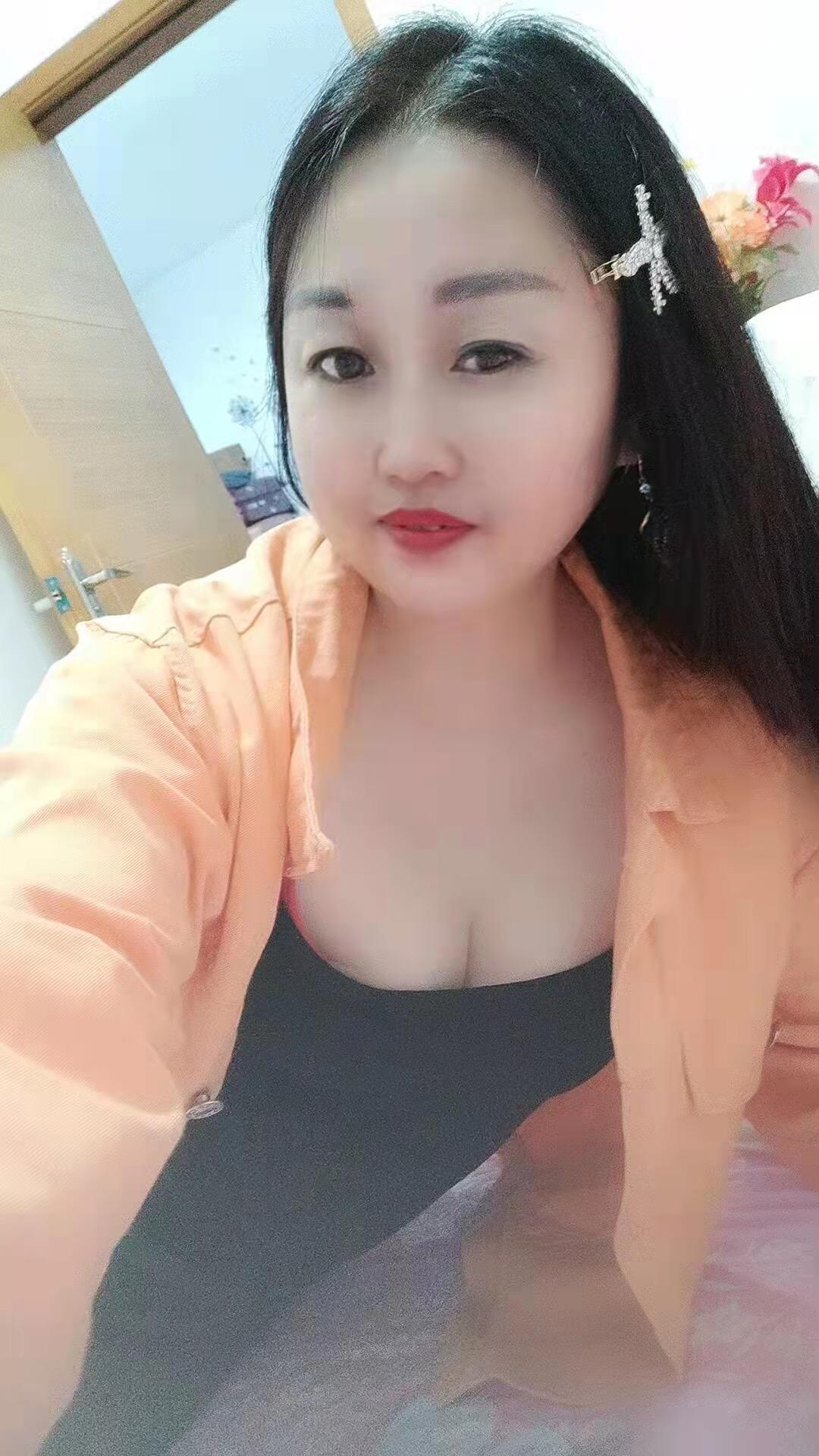 36E大奶少妇，后入和女上位都很爽 第2张
