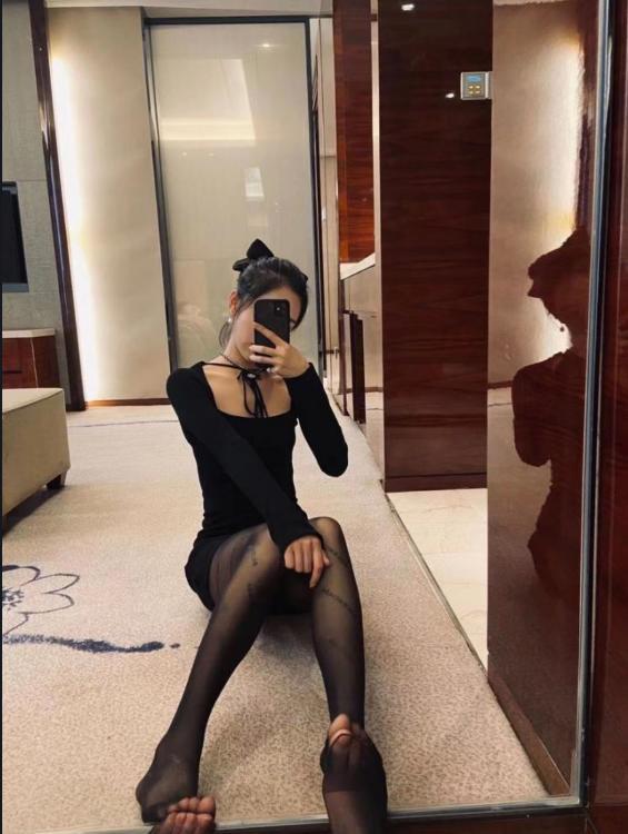身材很好的丝袜小少妇,年轻漂亮 第2张